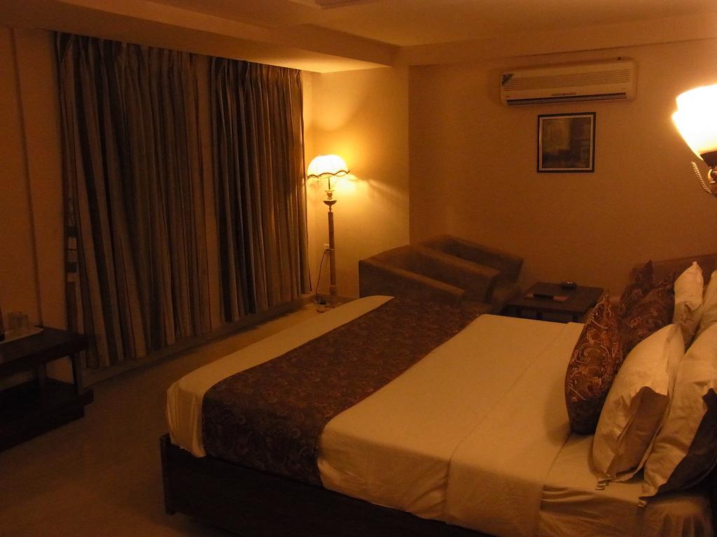 Hotel Eden Ахмедабад Экстерьер фото